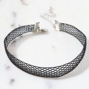 Pacsun fishnet choker